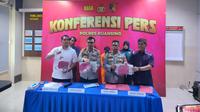 Konferensi pers pembunuhan balita di Kabupaten Kuansing oleh pasangan suami istri. (Liputan6.com/M Syukur)