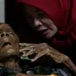 Mbah Gotho yang disebut sebagai manusia tertua sejagat asal Sambungmacan, Sragen, saat dirawat di rumah sakit. (Liputan6.com/Fajar Abrori)