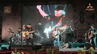 Iwan Fals tampil menghibur di acara Perayaan Rekor Satu Juta Colt Diesel di Surabaya. (Dhimas/Liputan6.com)