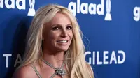 Britney Spears tersenyum saat berpose menghadiri Penghargaan GLAAD Media Awards 2018 ke-29 di Beverly Hilton Hotel di Beverly Hills, California (12/4). Bintang pop berusia 36 tahun ini tampil dengan gaun perak super seksi. (AP Photo/Chris Pizzelo)