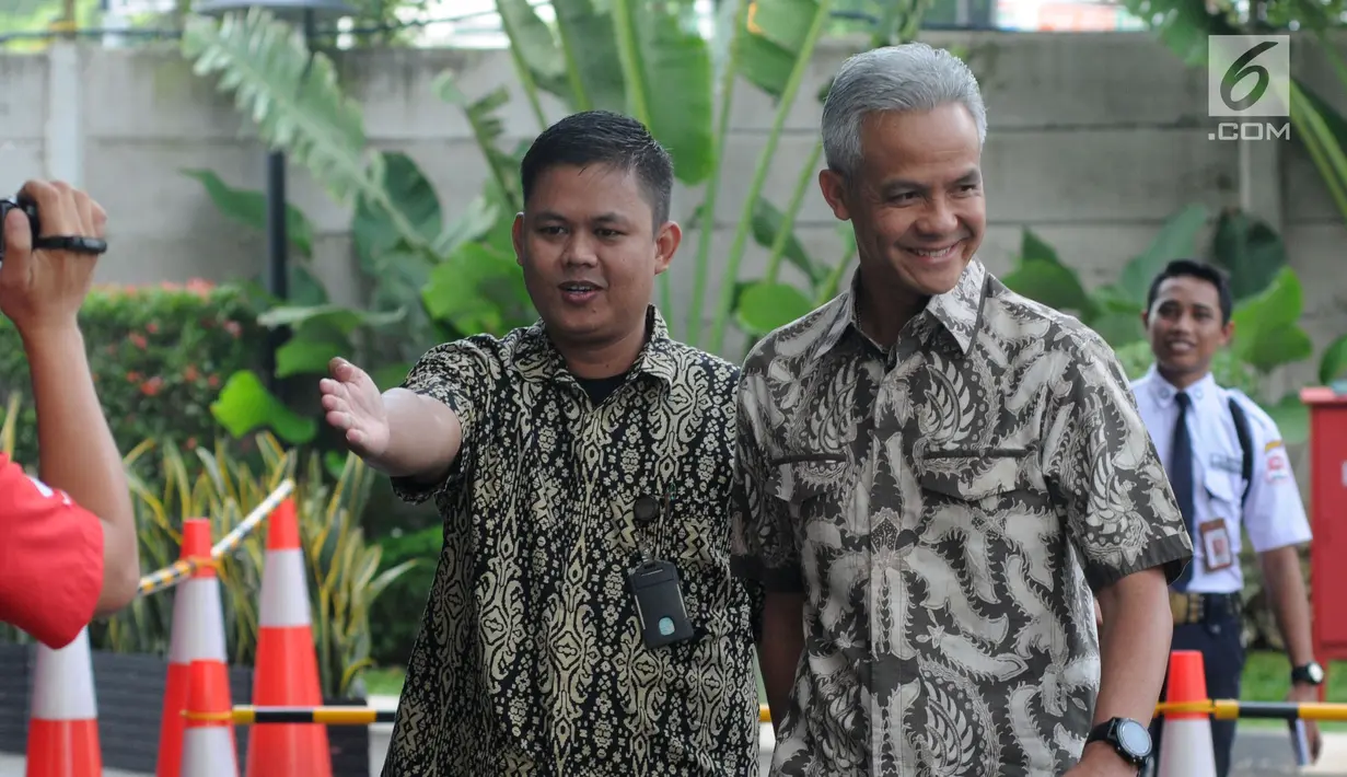 Gubernur Jawa Tengah Ganjar Pranowo (kanan) tiba di Gedung KPK, Jakarta, Jumat (10/5/2019). Selain Ganjar, KPK juga memanggil Bupati Morowali Utara Aptripel Tumimomor sebagai saksi untuk Markus. (merdeka.com/Dwi Narwoko)