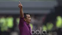 Pelatih Mitra Kukar, Jafri Sastra, memberikan instruksi saat melawan Persija pada laga Liga 1 2017 di Stadion Patriot, Bekasi, Minggu (15/5/2017). Kedua tim bermain imbang 1-1. (Bola.com/Vitalis Yogi Trisna)