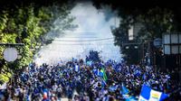 Warga menyambut tim dan ofisial Persib Bandung saat pawai perayaan gelar juara BRI Super League 2025/2026 di Bandung, Jawa Barat, Minggu (24/5/2026). (Bola.com/Bagaskara Lazuardi)