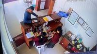 Salah satu tersangka pencurian di PT Pos Indonesia Pekanbaru terekam CCTV sebelum beraksi mencurigakan uang di brangkas. (Liputan6.com/M Syukur)