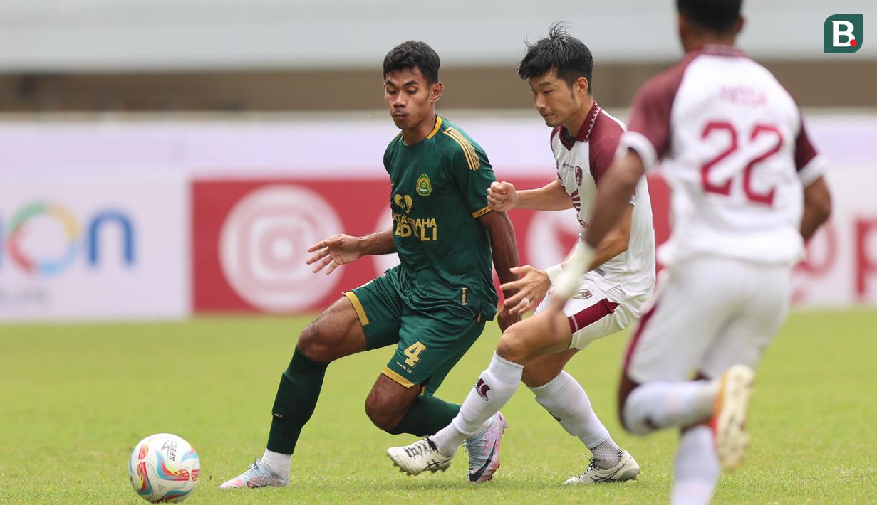 Pemain PSM Makassar, Kenzo Nambu (tengah), berusaha merebut bola dari pemain Persikabo 1973, Syahrul L Lasinari (kiri), dalam pertandingan lanjutan pekan ketiga BRI Liga 1 2023/2024 yang berlangsung di Stadion Pakansari, Cibonong, Jawa Barat, Jumat (14/7/2023). (Bola.com/Abdul Aziz)