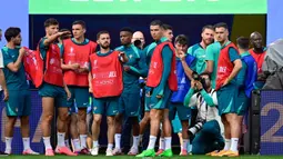 Timnas Portugal bakal memulai kiprahnya dalam ajang Euro 2024 dengan menantang Republik Ceko. (JOHN MACDOUGALL/AFP)