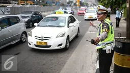 Secara teknis, pembatasan kendaraan dengan sistem pelat ganjil genap akan dilakukan dengan hanya memperbolehkan kendaraan dengan pelat genap melintas pada tanggal genap dan sebaliknya, Jakarta, Senin (25/7). (Liputan6.com/Faizal Fanani)