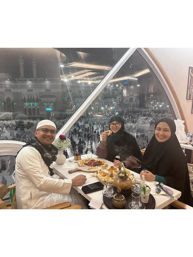 Sahrul Gunawan Umrah Bareng Istri dan Mertua