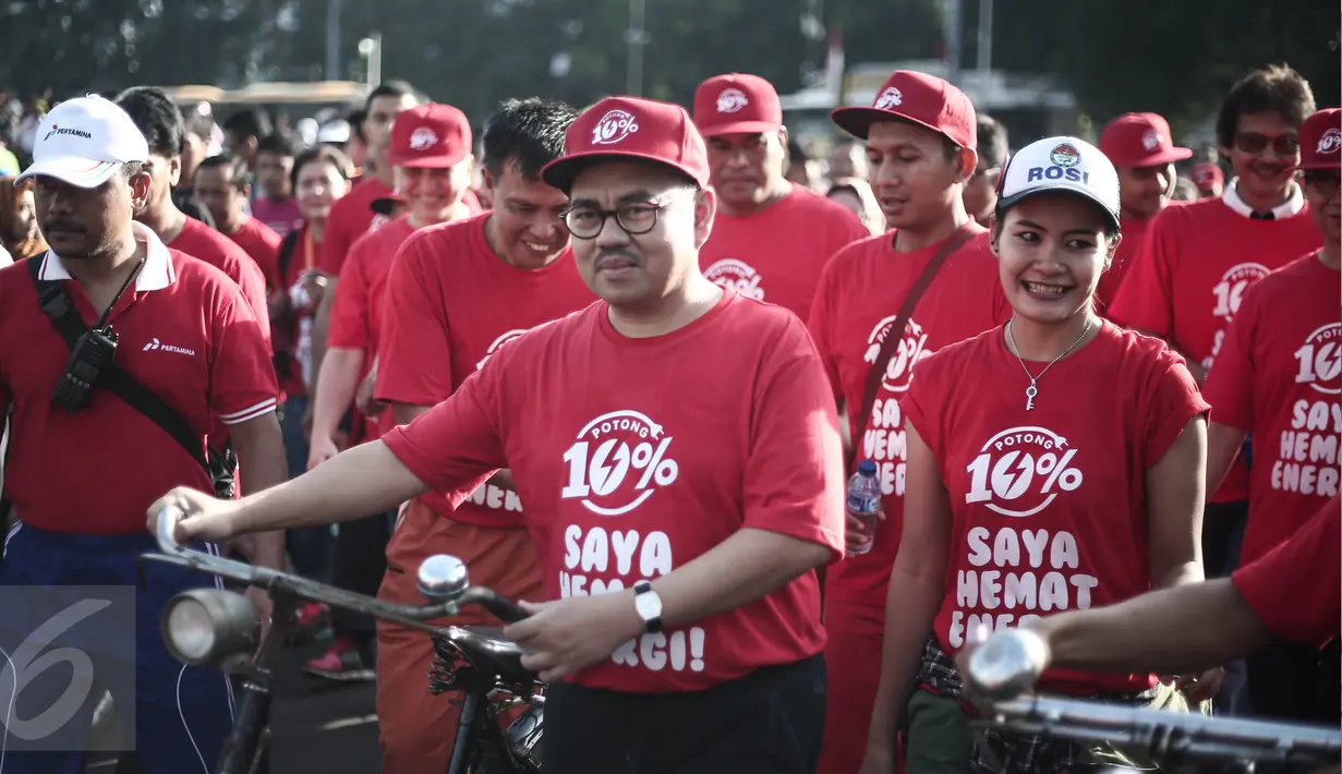 Menteri ESDM Sudirman Said berkampanye hemat energi 10 persen di Bundaran HI, Jakarta, Minggu (15/5). Kampanye  'Gerakan Potong 10 Persen' itu disuarakan melalui gerak jalan santai yang diselenggarakan pada car free day. (Liputan6.com/Faizal Fanani)
