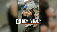AKSI PRIA MANDI SAMBIL NAIK MOTOR, DEMI VIRAL?
