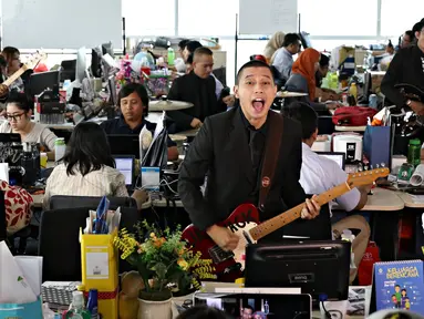 Grup band The Rain saat pembuatan video klip berjudul Penawar Letih di Kantor Liputan6.com, Jakarta, Rabu (6/1/2016). Lagu tersebut terinspirasi dari pengalaman The Rain selama merantau di Jakarta. (Liputan6.com/ Immanuel Antonius)