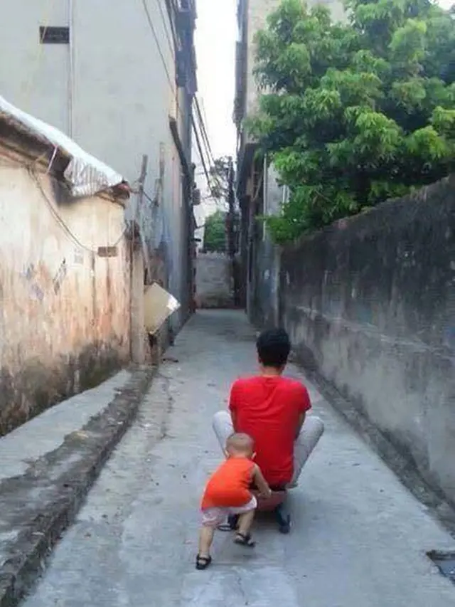 10 Potret Lucu Bapak Rumah Tangga saat Jaga Anaknya yang Masih Kecil Ini Kocak