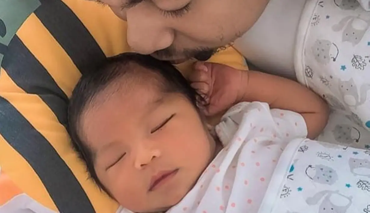 Alinea Ava Nasution tengah terlelap dengan lucunya. Raditya Dika pun tak tahan untuk mencium kepala putri cantiknya tersebut. Memang keberadaan Alinea diharapkan menjadi alinea pembuka yang indah di kehidupan Raditya Dika. (Liputan6.com/IG/@raditya_dika)