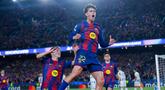 Pemain Barcelona, Marc Bernal, melakukan selebrasi setelah mencetak gol ke gawang Newcastle United pada pertandingan leg kedua babak 16 besar Liga Champions di stadion Camp Nou di Barcelona (19/3/2026). (AP Photo/Joan Monfort)