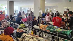 Pasien dan anggota keluarganya dievakuasi dari bangsal Rumah Sakit Umum Anutapura menyusul gempa bumi di Palu, Sulawesi Tengah, Selasa 16 Juni 2026. (Josua Marunduh/AFP)