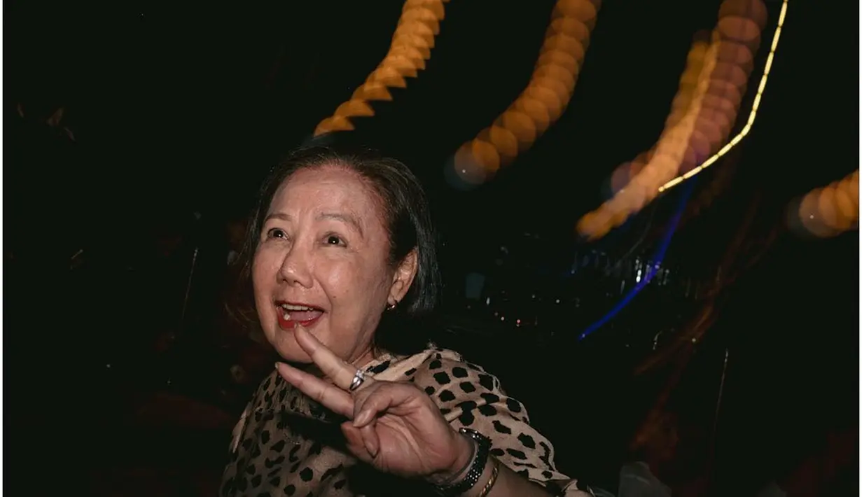 Farida Sabtijastuti tersenyum sambil memperliatkan gestur jari membentung lambang peace. (Foto: Instagram/ gadiiing)