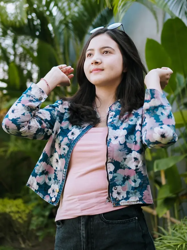 7 Potret Terbaru Bulan Sutena, Penyanyi yang Lagunya Kerap Viral di TikTok