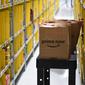 Barang pesanan pelanggan yang akan dikirim dengan layanan Amazon Prime Now di pusat gudang toko online Amazon di Singapura, Kamis (27/7). Dengan layanan tersebut, Amazon menawarkan pengiriman barang dalam dua jam untuk ribuan item. (AP Photo/Joseph Nair)