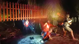 Penyelamat mengevakuasi orang-orang dari daerah banjir di Kota Ozamiz, Misamis Occidental, Filipina (25/12/2022). Dua orang tewas dan hampir 46.000 lainnya meninggalkan rumah mereka saat banjir pada libur Hari Natal. (Handout / Philippine Coast Guard (PCG) / AFP)