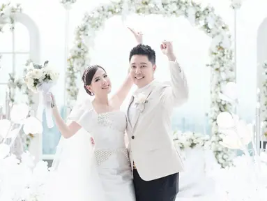 Angela Tee resmi menikah dengan Goldwin Yustantio, seorang penugsaha dan produser musik. Keduanya melangsungkan pernikahan pada 28 Februari 2021 di The Westin Hotel Kuningan, Jakarta Selatan. (Liputan6.com/IG/@anqela.tee).