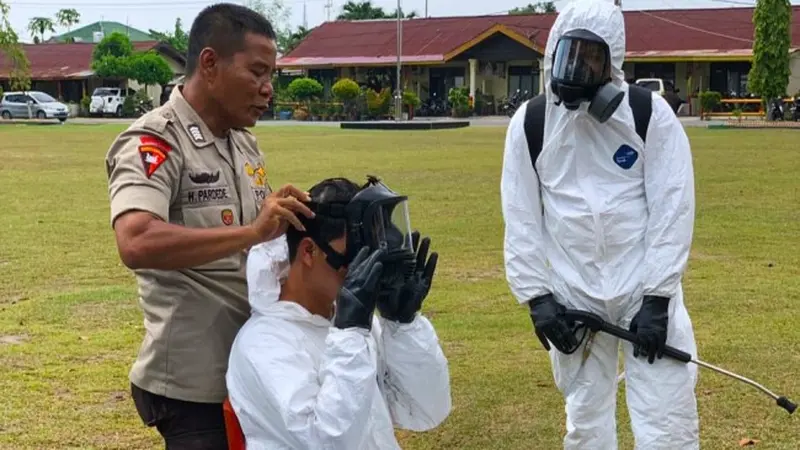 Personel Brimob Polda Riau yang dilatih untuk membantu menangani penyebaran virus corona di Pekanbaru.