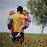 Ilustrasi seorang ayah yang menghabiskan waktu dengan anak-anaknya. (Foto: Unsplash/Juliane Lieberman)