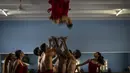 Penari Balet Nasional Kuba berlatih di sekolah Balet di Havana, Kuba, Selasa (5/4/2022). Balet Nasional Kuba memulai latihan untuk kembali ke panggung setelah lebih dari setahun setelah pandemi COVID-19 ditutup. (AP Photo/Ramon Espinosa)