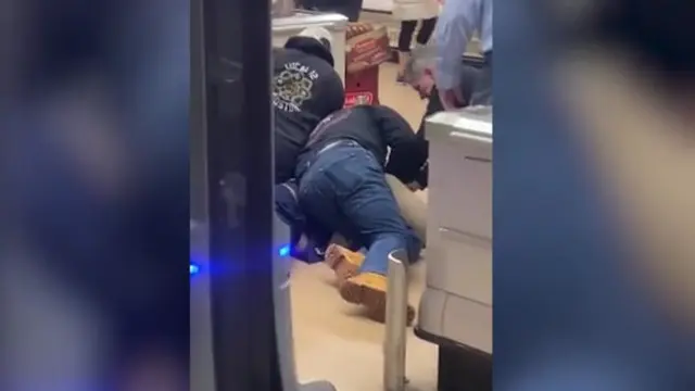 Sengaja Batuk dan Meludahi Makanan di Supermarket, Pria Ini Dilumpuhkan Pegawai
