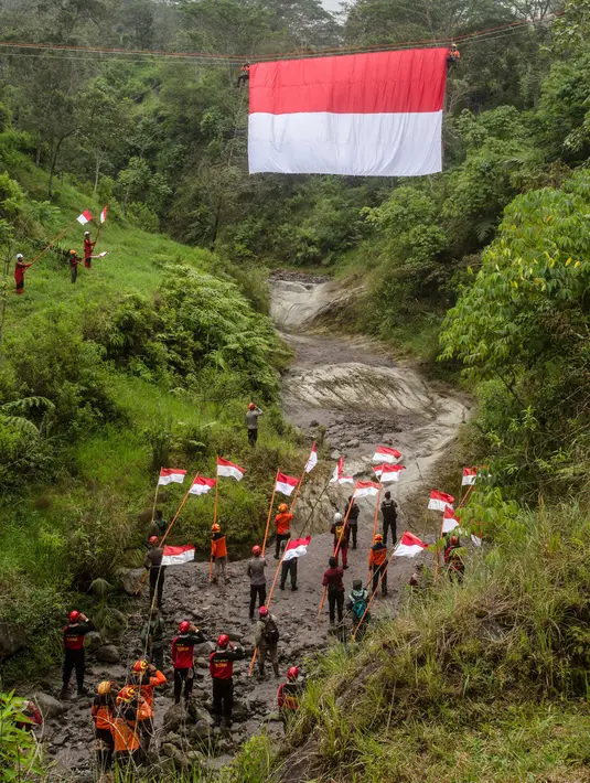 Jelang peringatan Hari Ulang Tahun (HUT) ke-80 Republik Indonesia, sejumlah personel Basarnas mengikuti upacara pengibaran bendera Merah Putih di Watu Kemloso, Yogyakarta, pada 13 Agustus 2025. (DEVI RAHMAN/AFP)