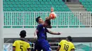 Kiper Jawa Tengah, Fery Bagus Kurniawan berebut bola dengan pemain Jawa Barat, Sugianto di laga perdana sepakbola Grup A PON XIX Jabar di Stadion Pakansari, Bogor, Rabu (14/6). Jawa Barat unggul 2-1 atas Jawa Tengah. (Liputan6.com/Helmi Fithriansyah)