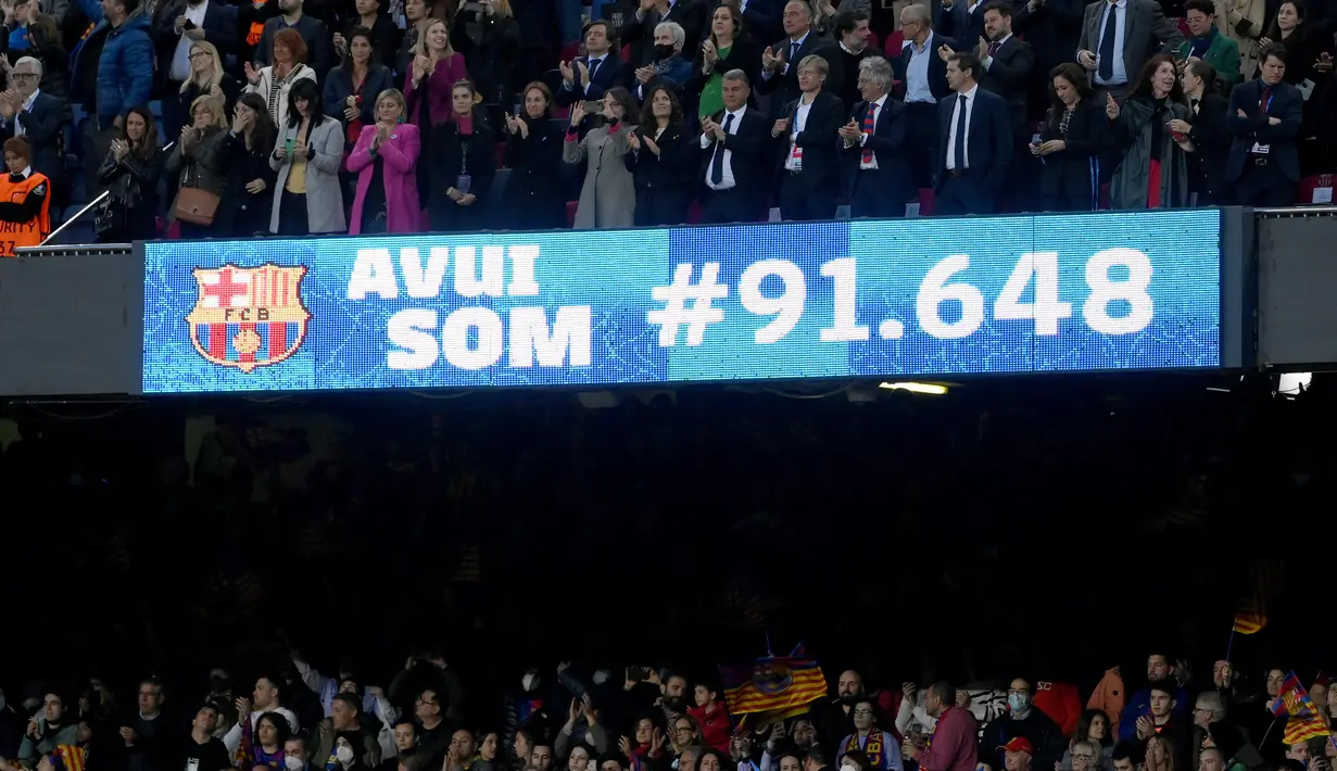 <p>Dalam laga Liga Champions Putri itu, tercatat sebanyak 91.648 penonton memadati Stadion Camp Nou. (AFP/Lluis Gene)</p>