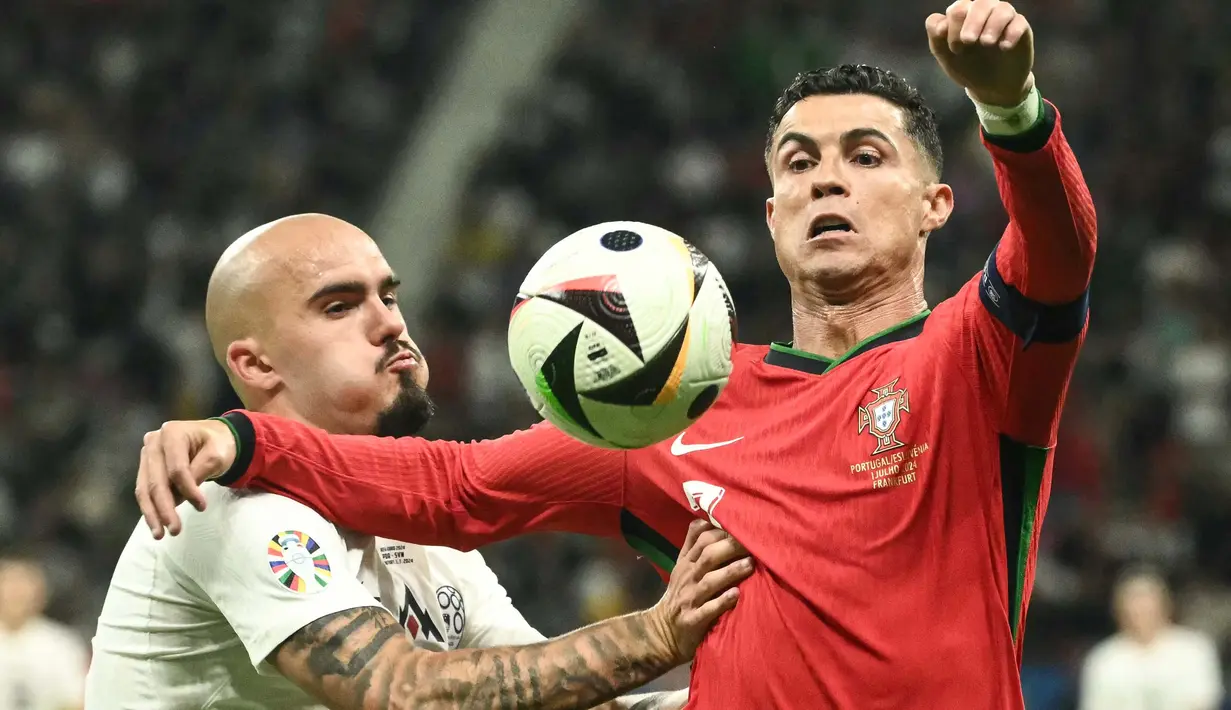 Meski kedua tim sama-sama memiliki peluang namun tidak ada satu gol pun yang tercipta hingga babak tambahan. (Angelos Tzortzinis/AFP)
