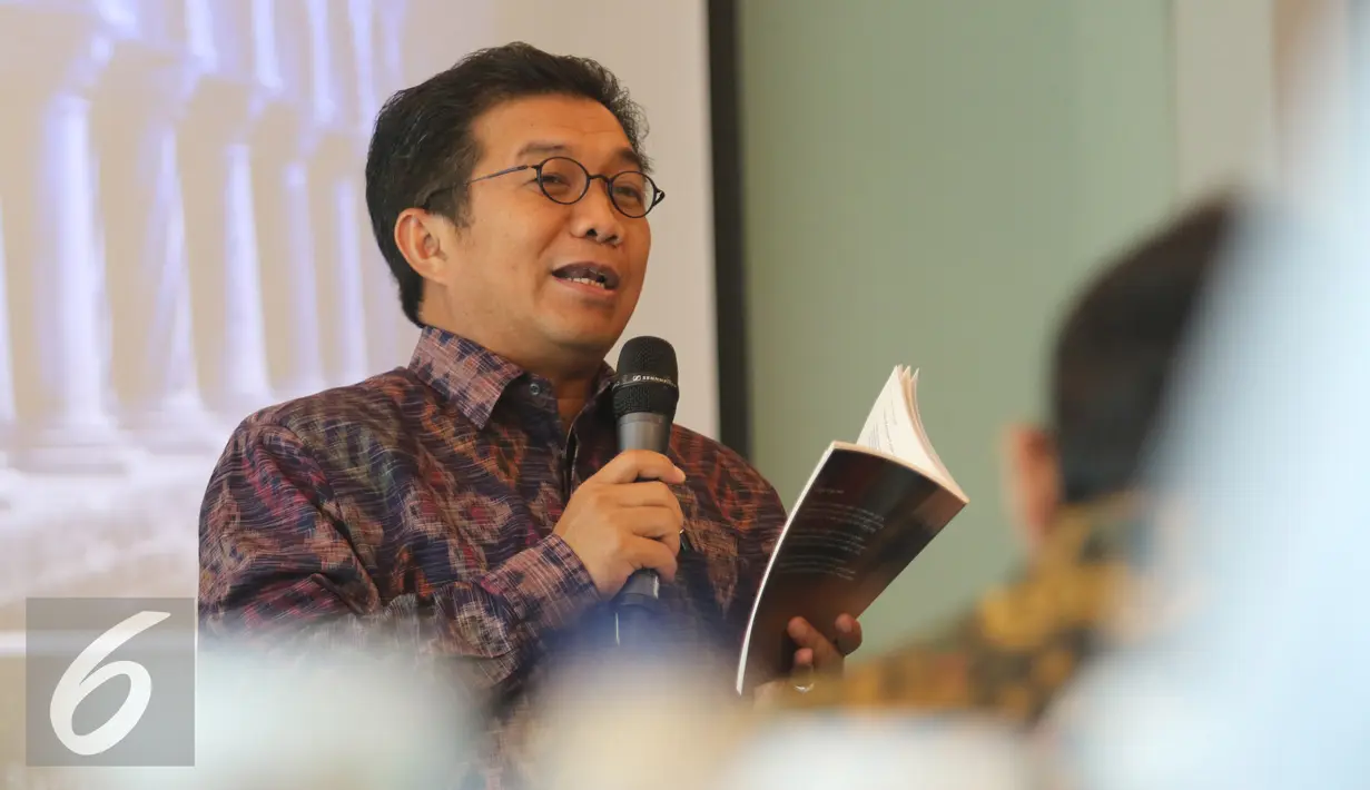 Ketua Dewan Komisioner OJK, Muliaman D Hadad memberikan paparan saat acara diskusi `Ketua OJK dengan Alumni Monash University dan universitas lainnya di Melbourne, Australia‎', di SCTV tower, Jakarta, Sabtu (16/4). (Liputan6.com/Herman Zakharia)