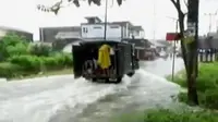 Sebagian besar wilayah Padang, Sumatera Barat dilanda banjir pada Jumat pagi. Sementara seorang ibu memberikan pelajaran Alquran gratis. 