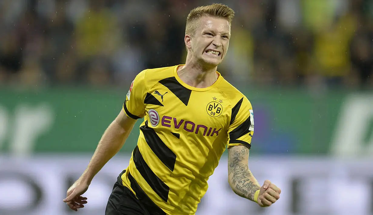 2. Marco Reus - Gelandang cepat ini didatangkan pada 2012/2013 dengan harga 12 juta poundsterling. Pesepak bola kebangsaan Jerman ini selain piawai di lapangan hijau ternyata juga memiliki kesetiaan tinggi bersama Dortmund. (AFP/Christof Stache)