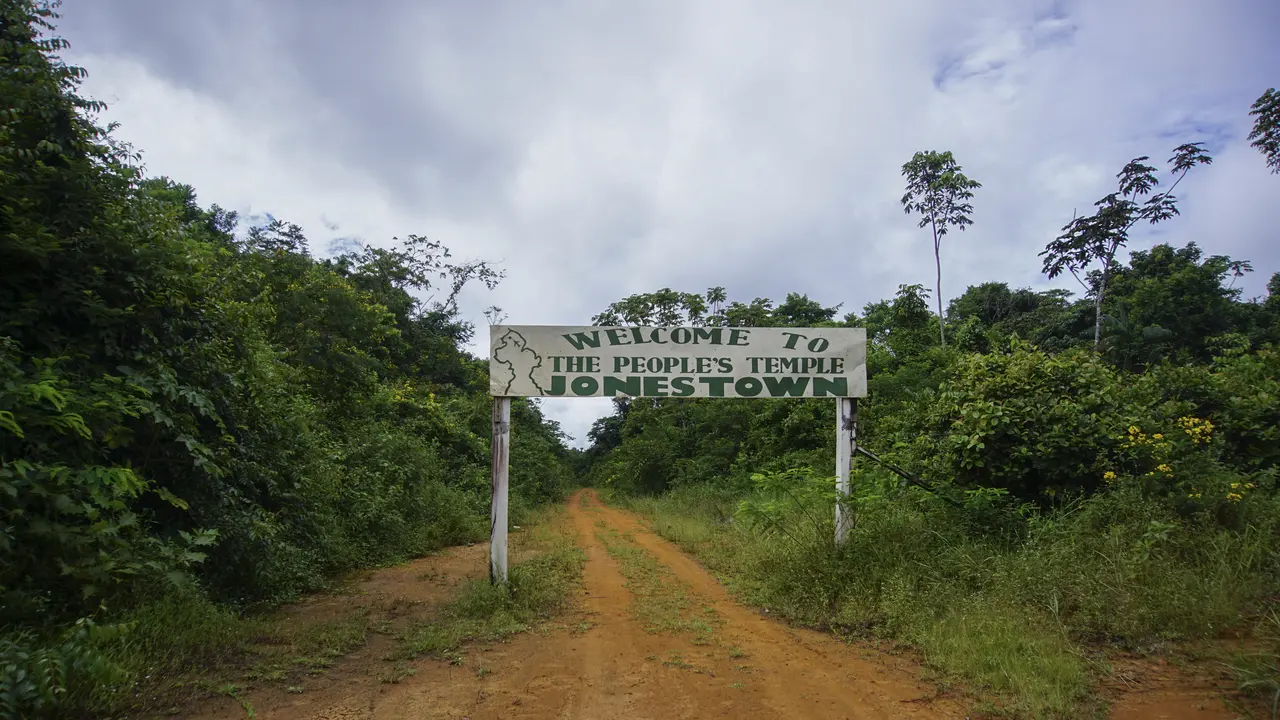 Gambar papan selamat datang di pintu masuk Jonestown, Guyana, diambil pada 21 September 2022. Patrick FORT / AFP