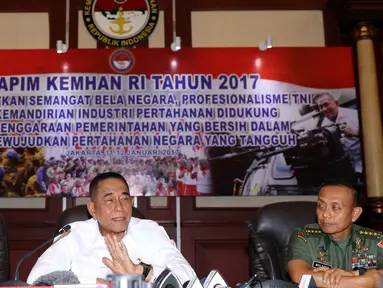 Menteri Pertahanan RI, Ryamizard Ryacudu (tengah) memberi keterangan usai Rapim Kemenhan RI tahun 2017 di Jakarta, Kamis (12/1). Rapat dihadiri sejumlah menteri serta Kepala Staff Angkatan dan berlangsung tertutup. (Liputan6.com/Helmi Fithriansyah) 