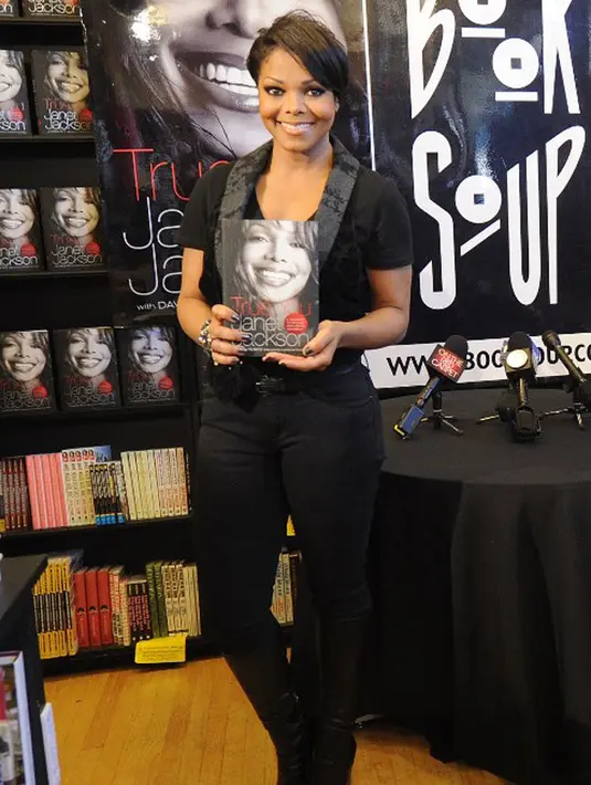 “Dia (Janet Jackson) sangat bahagia menetap di L.A. di mana ia bisa belajar mengenai musik dan penampilannya bersama saudara laki-lakinya, dan hal yang sangat penting sebagai pengalaman anak laki-lakinya,” ujar sumber.(AFP/Jason Merrit)