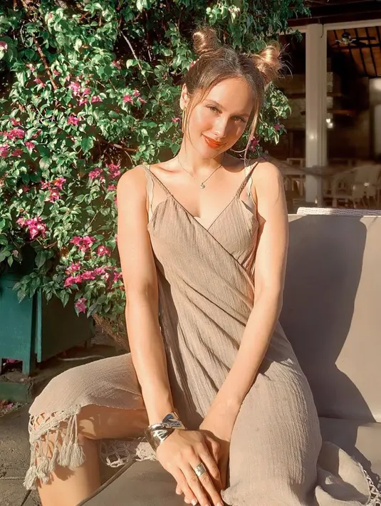 "Sudah seminggu lebih ini aku mulai sibuk lagi. Jadi bintang tamu acara talkshow," kata Cinta Laura di kawasan  Kapten P Tendean, Jakarta Selatan, Selasa (16/6/2020). (Instagram/claurakiehl)