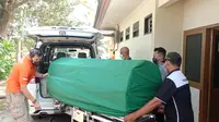Jenazah Tahanan Narkoba Polres Cilegon Usai Di Otopsi, RSUD Kota Cilegon, Banten. Rabu (16/02/2022). (Liputan6.com/Yandhi Deslatama).