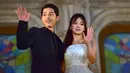 Song Joong Ki dan Song Hye Kyo melambaikan tangan ketika berpose di karpet merah The 52nd Baeksang Art Awards di Seoul, 3 Juni 2016. Melalui agensi masing-masing, Song-Song Couple mengumumkan pernikahan mereka pada 31 Oktober 2017. (JUNG YEON-JE/AFP)