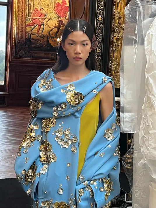 Tak hanya momen di atas runway saja, tapi momen persiapan sang model juga diperlihatkan di beberapa slide sesudahnya. Foto: Instagram.