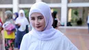 "Papah suka capture-in tafsiran via chat, kayak kemaren kirimin tafsiran hukum gibah atau hadist hukum bernyanyi di kamar mandi," lanjutnya. (Deki Prayoga/Bintang.com)