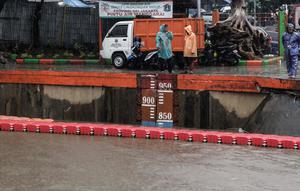 Kondisi terkini debit air di Pintu Air Manggarai, Jakarta, Senin (5/2). Ketinggian air di Pintu Air Manggarai hingga sore terus meningkat mencapai ketinggian 800cm. (Liputan6.com/Faizal Fanani)