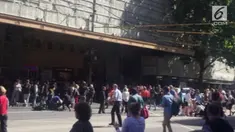 Sebuah mobil menabrak brutal kerumunan pejalan kaki.