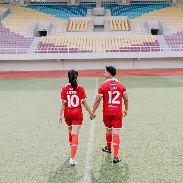 6 Momen Prewedding Kaesang Pangarep dan Erina Gudono di Stadion Manahan, Pakai Jersey