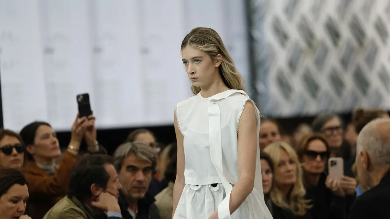 Aktris AS Sunday Rose Kidman-Urban mempersembahkan kreasi Miu Miu untuk koleksi Women Ready-to-wear Spring-Summer 2025 sebagai bagian dari Paris Fashion Week, di Paris pada 1 Oktober 2024. GEOFFROY VAN DER HASSELT / AFP