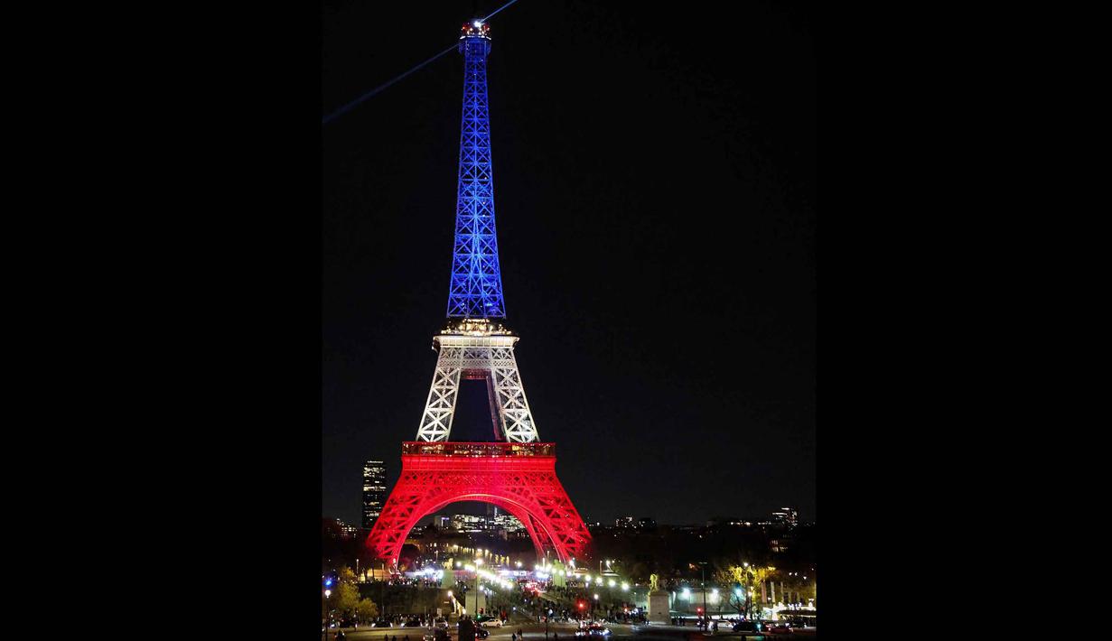 Sementara ada lebih dari 400 orang terluka di beberapa lokasi, termasuk stadion Stade de France, gedung konser Bataclan, dan beberapa kafe serta restoran. Tampak sebuah foto yang memperlihatkan Menara Eiffel yang diterangi dengan warna bendera nasional Prancis saat peringatan ke-10 serangan teroris Paris yang terjadi pada 2015, di Paris, pada 12 November 2025. (Ludovic MARIN/AFP)