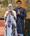 Syahrini dan Reino Barack merayakan Idulfitri di Singapura. Ia tampil dengan dress putih dengan bordiran di bagian depan dan lengan bulu-bulunya. Dipadukan kerudung warna putih.[@princessyahrini]