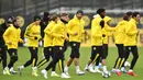 Para pemain Borussia Dortmund melakukan latihan jelang laga Liga Champions 2019 di Dortmund, Senin (4/11). Borussia Dortmund akan berhadapan dengan Inter Milan. (AP/Martin Meissner)